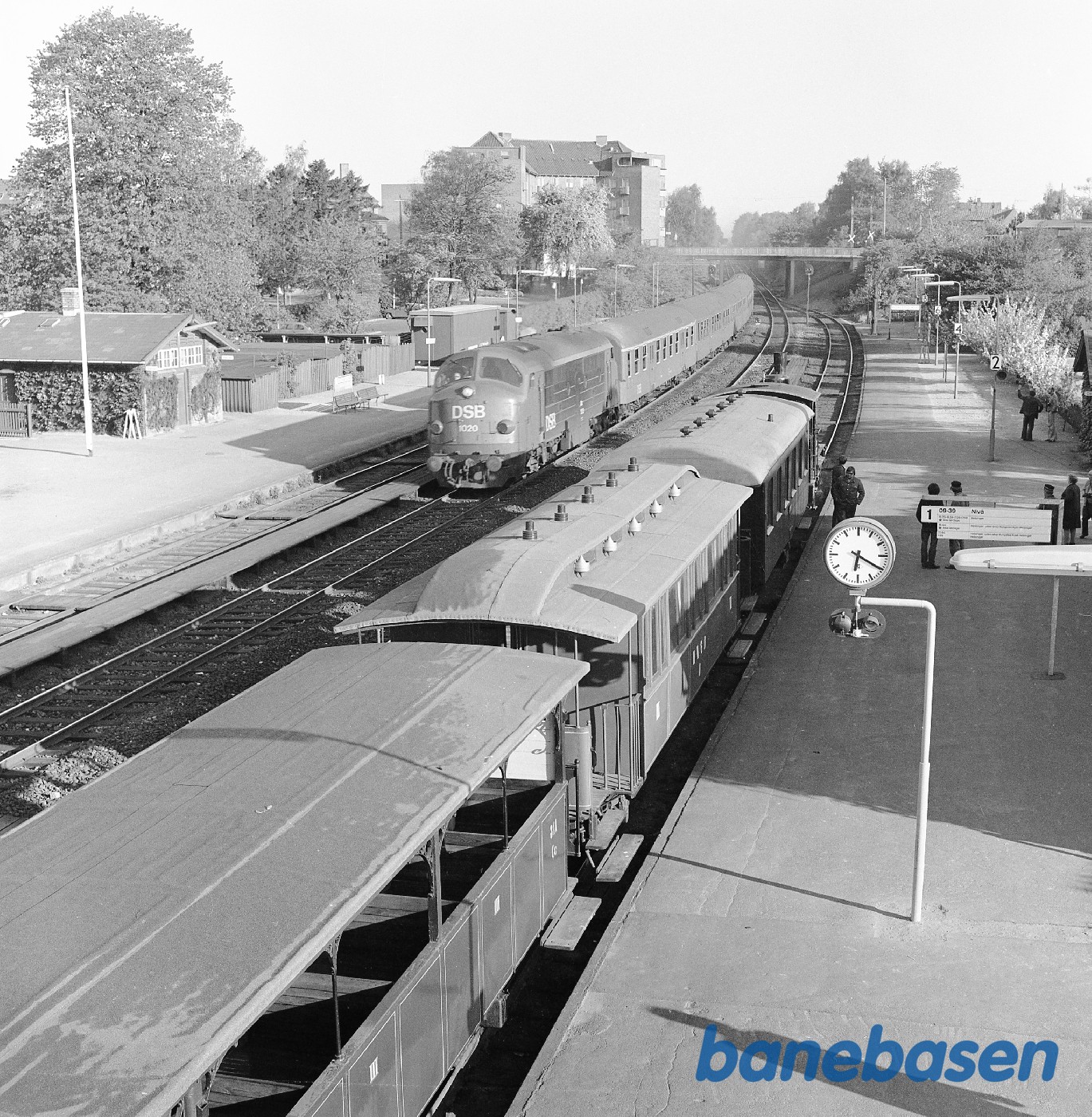 Rungsted Kyst station med HgJK-veterantog og MX 1020 med regionaltog Rungsted Kyst station med HgJK-veterantog og MX 1020 med regionaltog