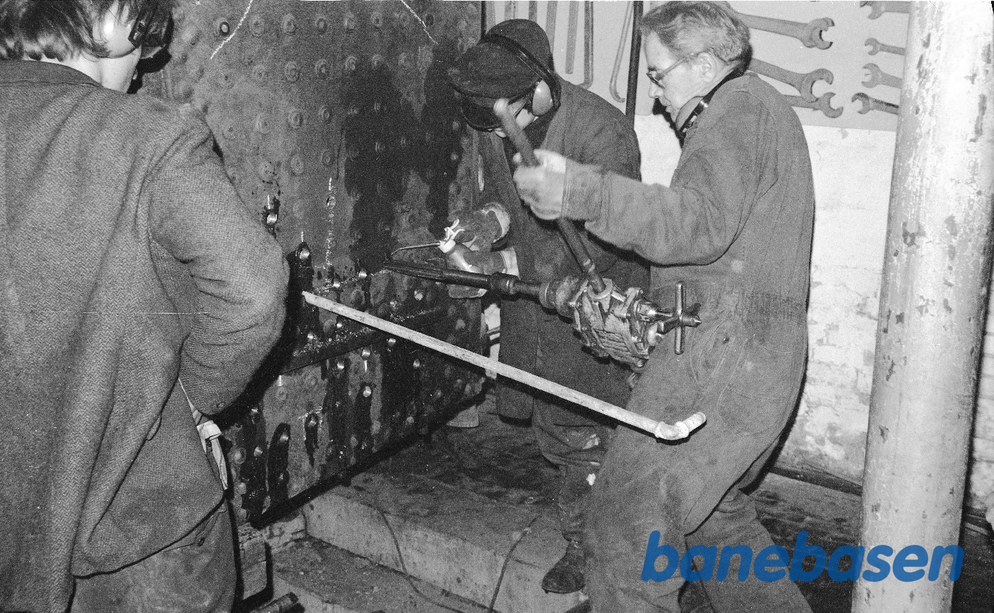 Boring af huller til støttebolte Boring af huller til støttebolte