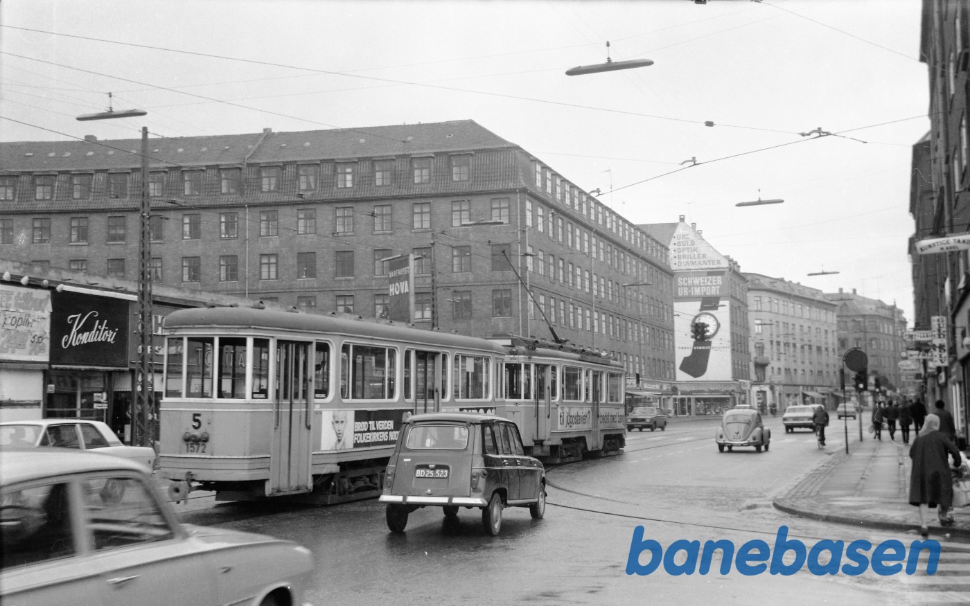 Bivogn 1572 + motorvogn på Nørrebrogade Bivogn 1572 + motorvogn på Nørrebrogade