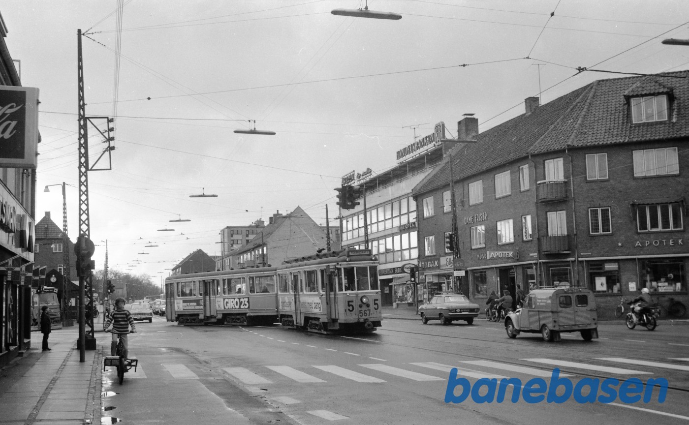 Motorvogn nr. 567 + bivogn i krydset Frederikssundsvej/Islevhusvej Motorvogn nr. 567 + bivogn i krydset Frederikssundsvej/Islevhusvej