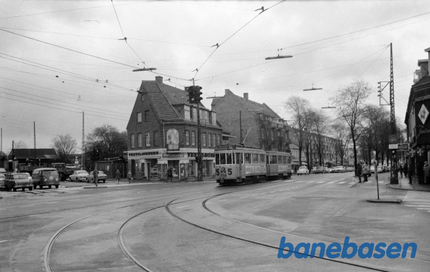 Motorvogn nr. 558 + bivogn i krydset Frederikssundsvej/Islevhusvej Motorvogn nr. 558 + bivogn i krydset Frederikssundsvej/Islevhusvej