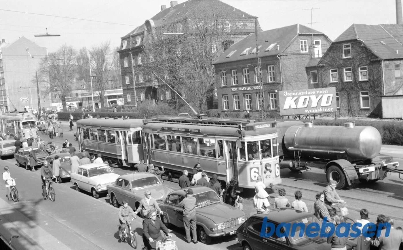 Sporvejskavalkade, motorvogn nr. 472 + bivogn på Frederikssundsvej Sporvejskavalkade, motorvogn nr. 472 + bivogn på Frederikssundsvej