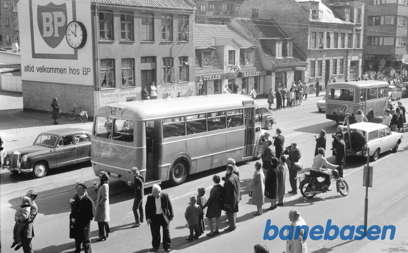 Sporvejskavalkade, bus nr. 329 på Frederikssundsvej Sporvejskavalkade, bus nr. 329 på Frederikssundsvej