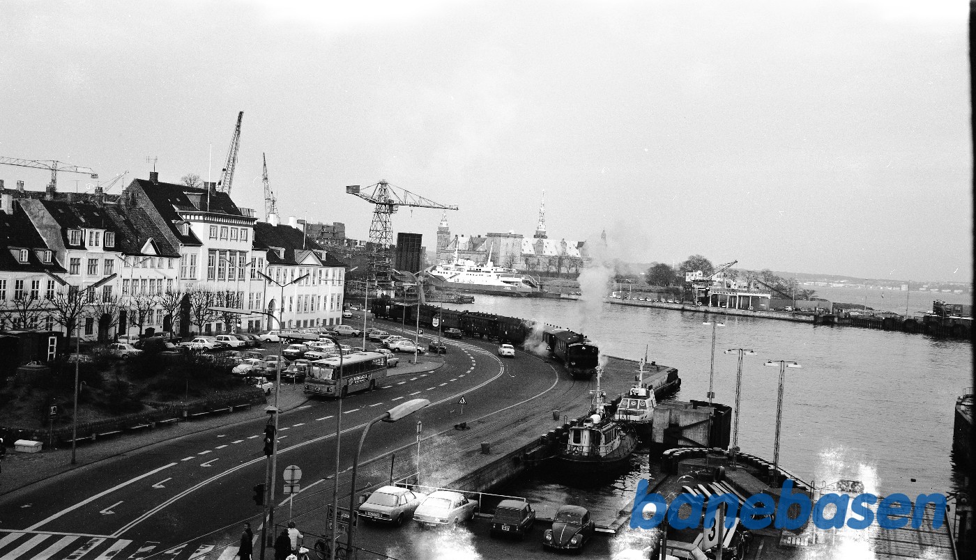 ØSJS nr. 7 med veterantog på havnen ØSJS nr. 7 med veterantog på havnen