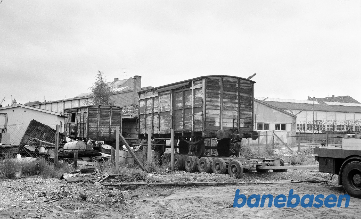 Q 5 og Q 3 afhentes pr. vognbjørn på Grønnehave, bag remisen. Gummifabrikken ses i baggrunden Q 5 og Q 3 afhentes pr. vognbjørn på Grønnehave, bag remisen. Gummifabrikken ses i baggrunden