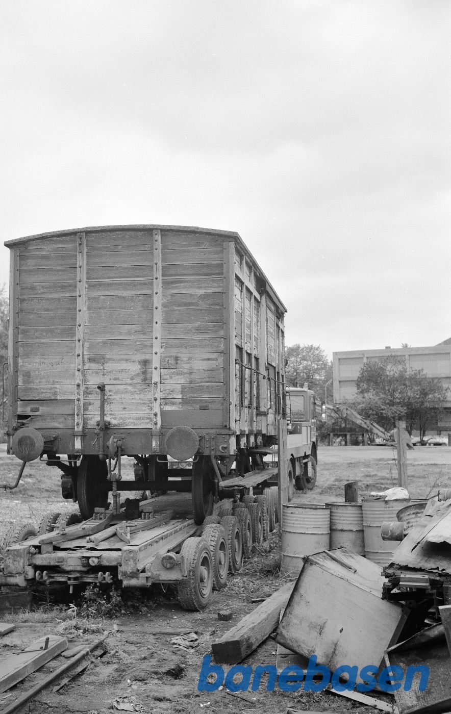 Q 5 afhentes pr. vognbjørn på Grønnehave, bag remisen. Gummifabrikken ses i baggrunden Q 5 afhentes pr. vognbjørn på Grønnehave, bag remisen. Gummifabrikken ses i baggrunden