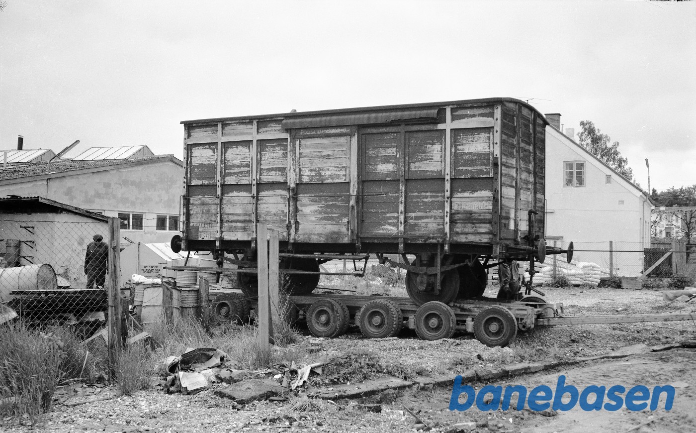 Lukket godsvogn HHGB Q5 afhentes på Grønnehave, bag remisen Lukket godsvogn HHGB Q5 afhentes på Grønnehave, bag remisen