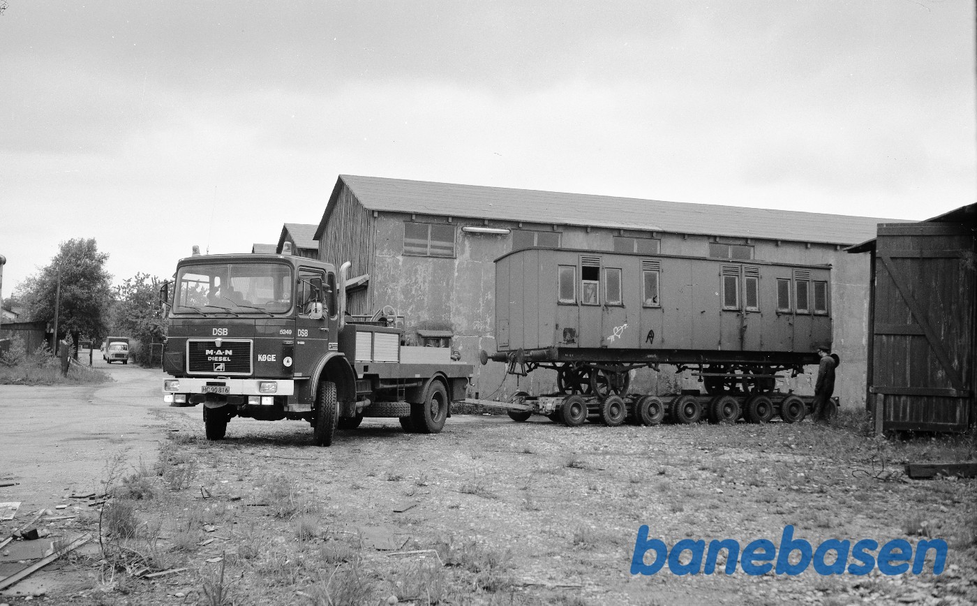 DSB Specialvogn 572 anbringes i skur på Lerbakkevej pr. vognbjørn DSB Specialvogn 572 anbringes i skur på Lerbakkevej pr. vognbjørn