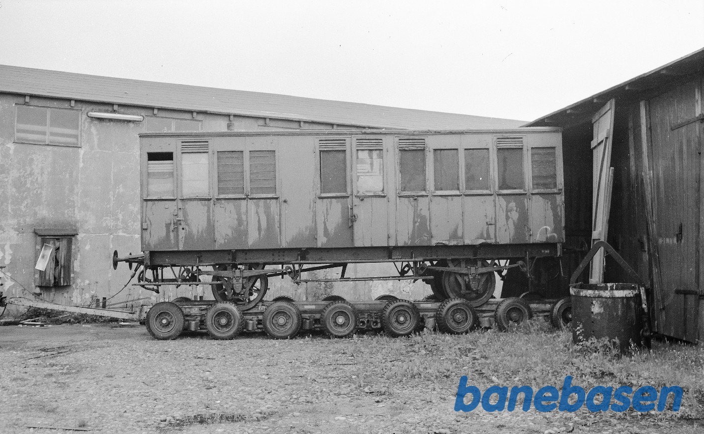 DSB Specialvogn 304 anbringes i skur på Lerbakkevej pr. vognbjørn DSB Specialvogn 304 anbringes i skur på Lerbakkevej pr. vognbjørn