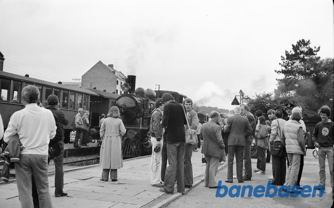 OKMJ nr. 14 og jernbane-enthusiaster på perronen OKMJ nr. 14 og jernbane-enthusiaster på perronen