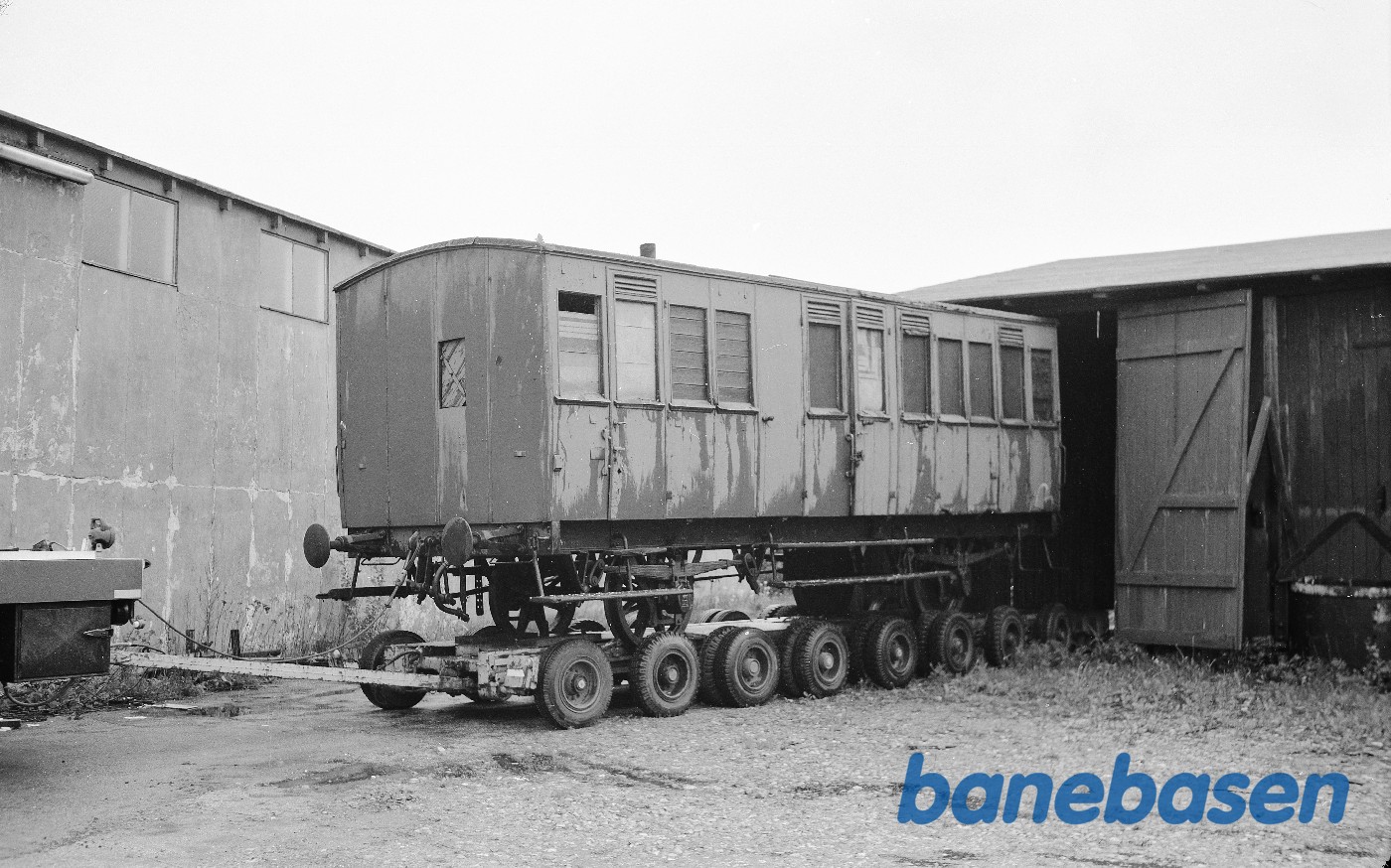 DSB Specialvogn 304 anbringes i skur på Lerbakkevej pr. vognbjørn DSB Specialvogn 304 anbringes i skur på Lerbakkevej pr. vognbjørn