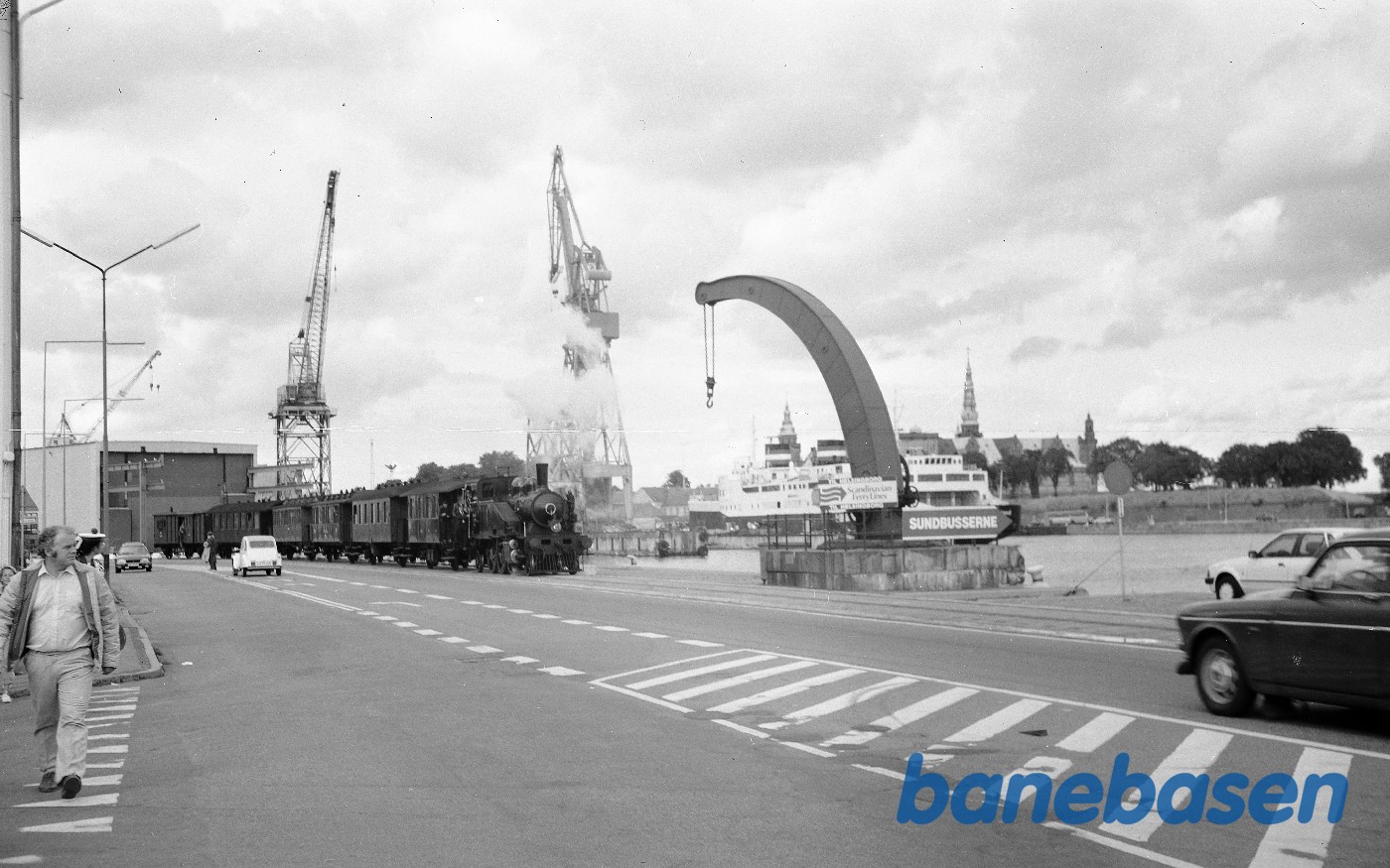 OKMJ nr. 14 med veterantog langs havnen OKMJ nr. 14 med veterantog langs havnen