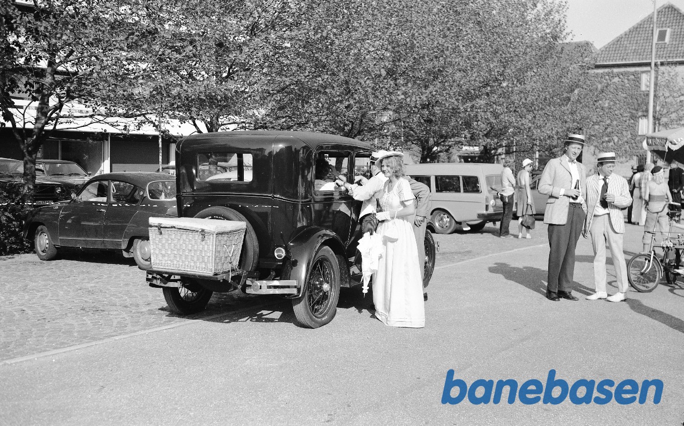 Veteranbil og personer i gamle dragter Veteranbil og personer i gamle dragter