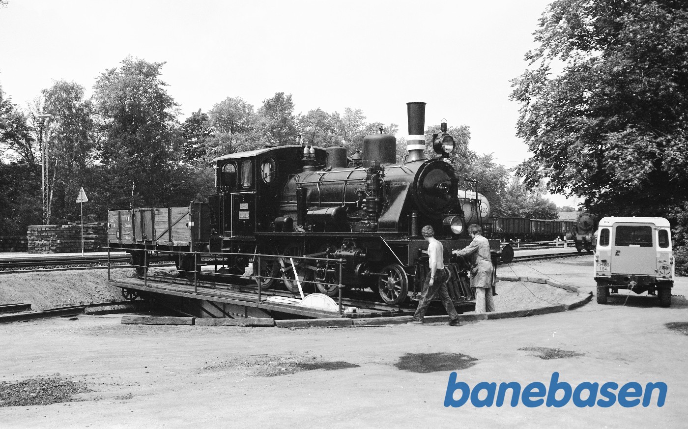 ØSJS nr. 7 + LJ P 211 på drejeskive ØSJS nr. 7 + LJ P 211 på drejeskive