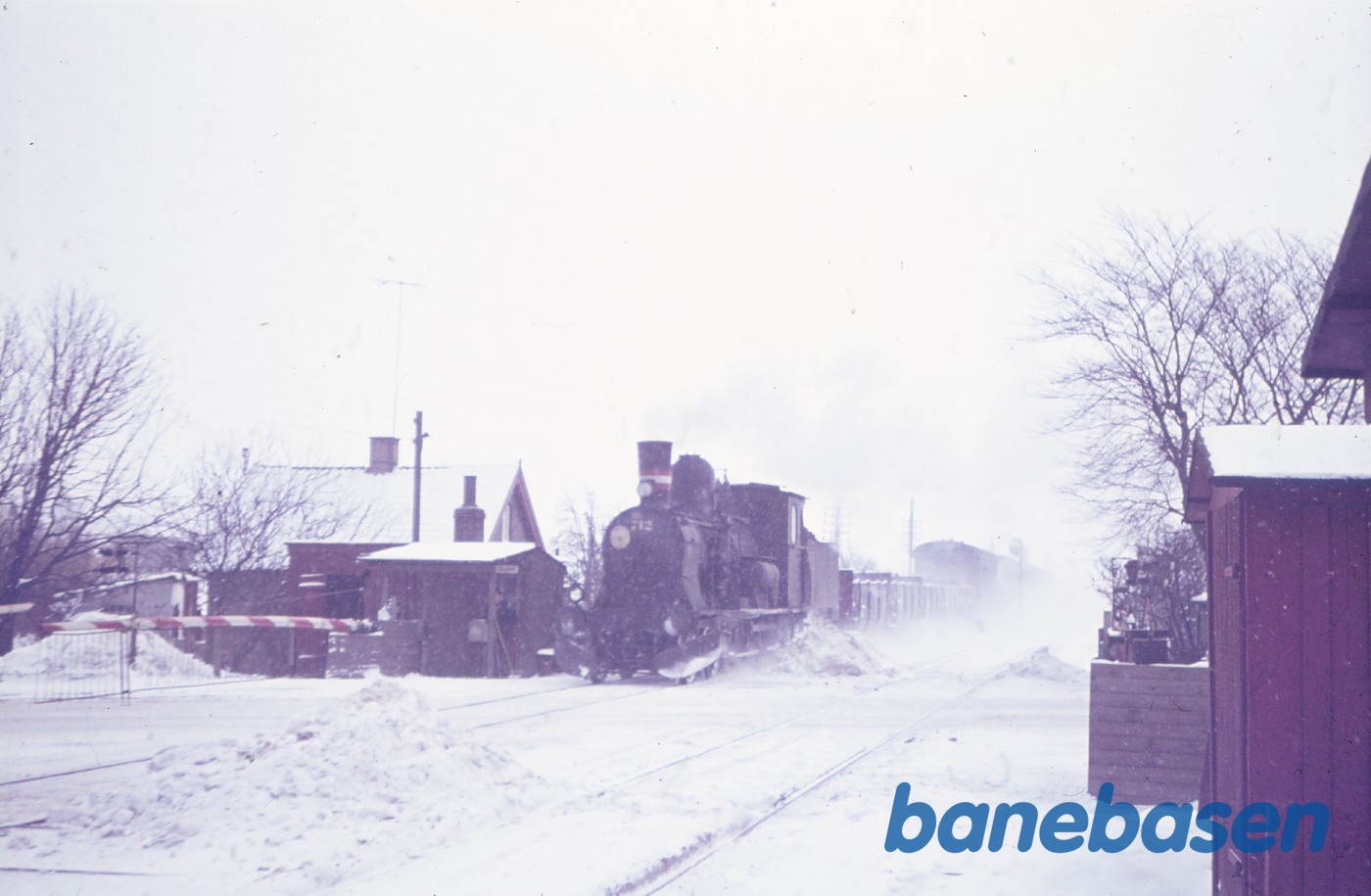 C 712 med godstog under indkørsel C 712 med godstog under indkørsel