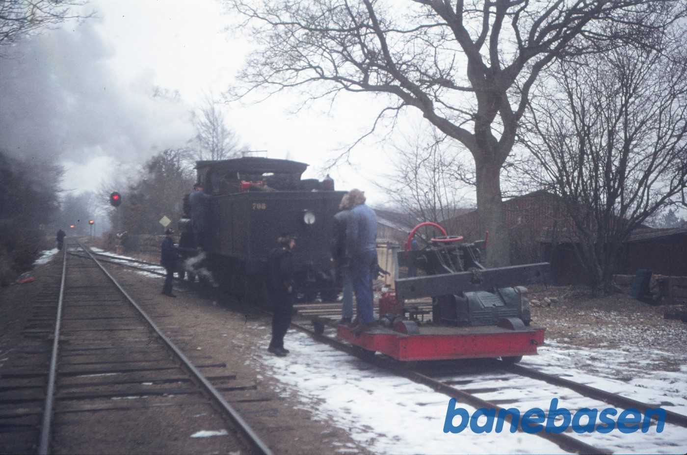C 708 og rangertraktor "Jensen" i.f.m. filmoptagelser til "Spøgelsestoget" C 708 og rangertraktor "Jensen" i.f.m. filmoptagelser til "Spøgelsestoget"