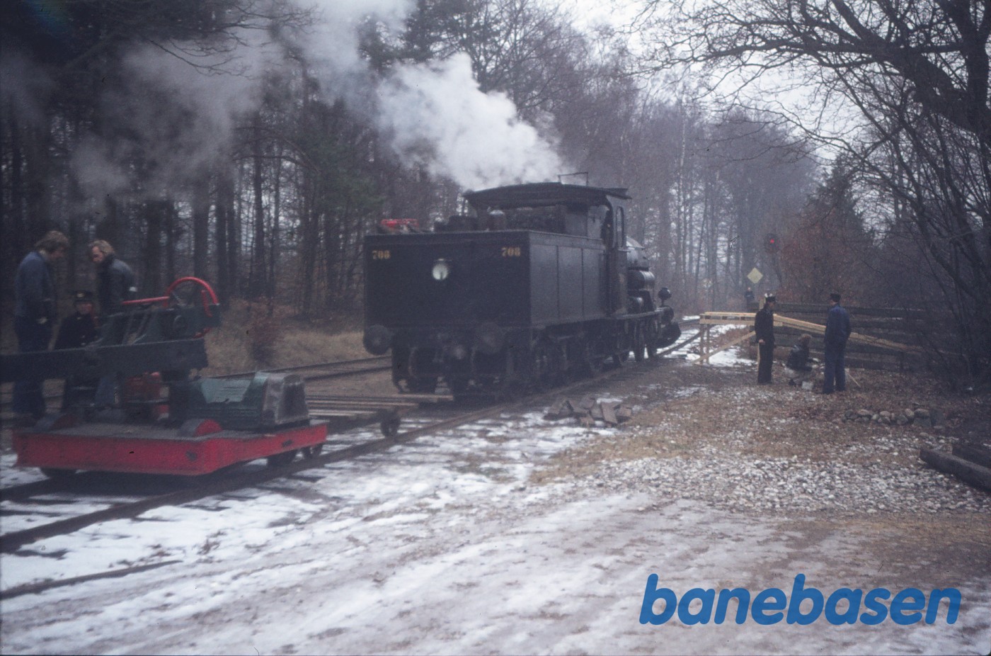 C 708 og rangertraktor "Jensen" i.f.m. filmoptagelser til "Spøgelsestoget" C 708 og rangertraktor "Jensen" i.f.m. filmoptagelser til "Spøgelsestoget"
