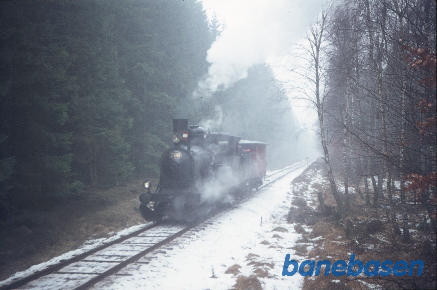 DSB C 708 + OHJ QA 304 i.f.m. filmoptagelser til "Spøgelsestoget" DSB C 708 + OHJ QA 304 i.f.m. filmoptagelser til "Spøgelsestoget"