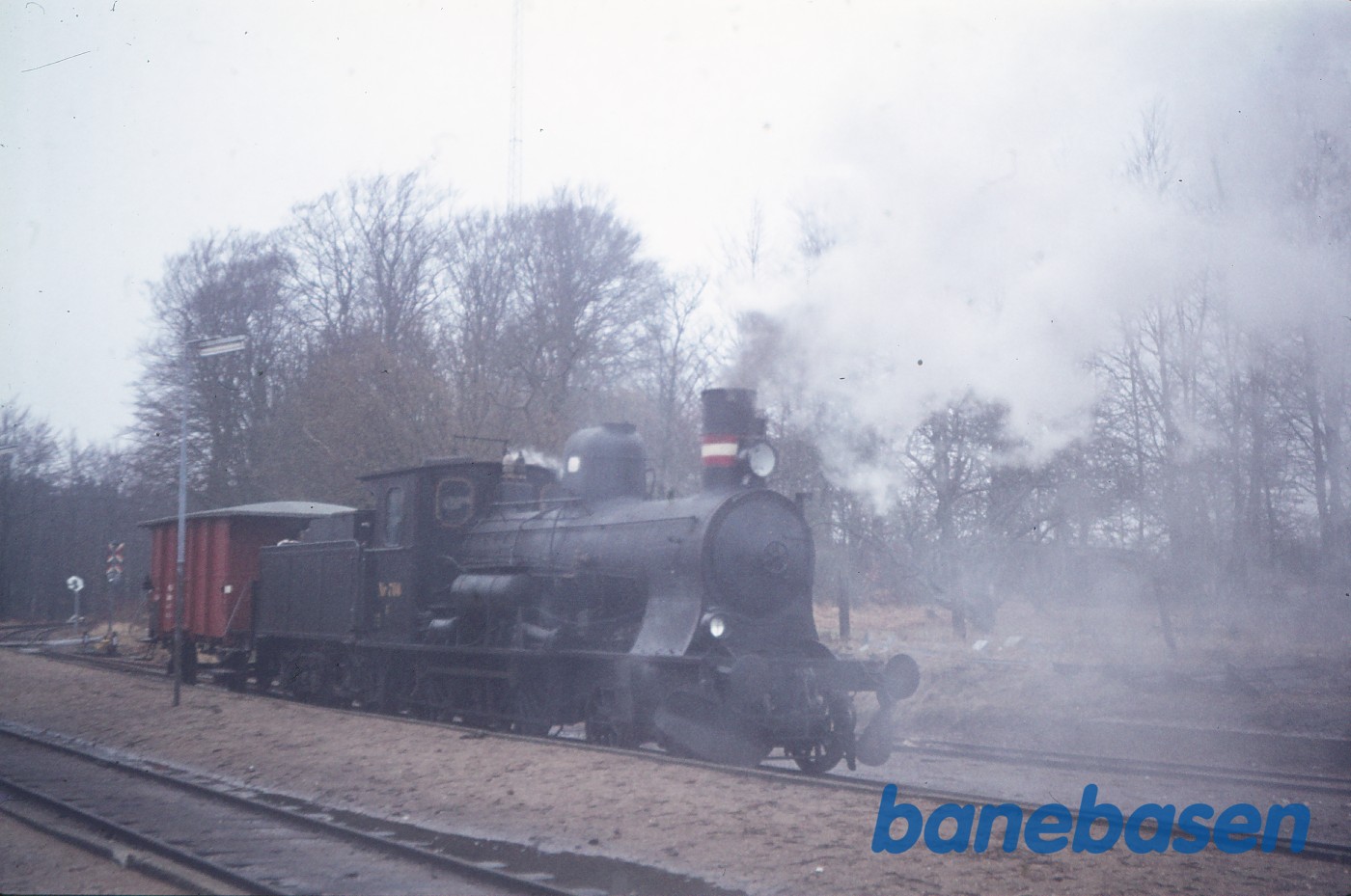 DSB C 708 + OHJ QA 304 i.f.m. filmoptagelser til "Spøgelsestoget" DSB C 708 + OHJ QA 304 i.f.m. filmoptagelser til "Spøgelsestoget"