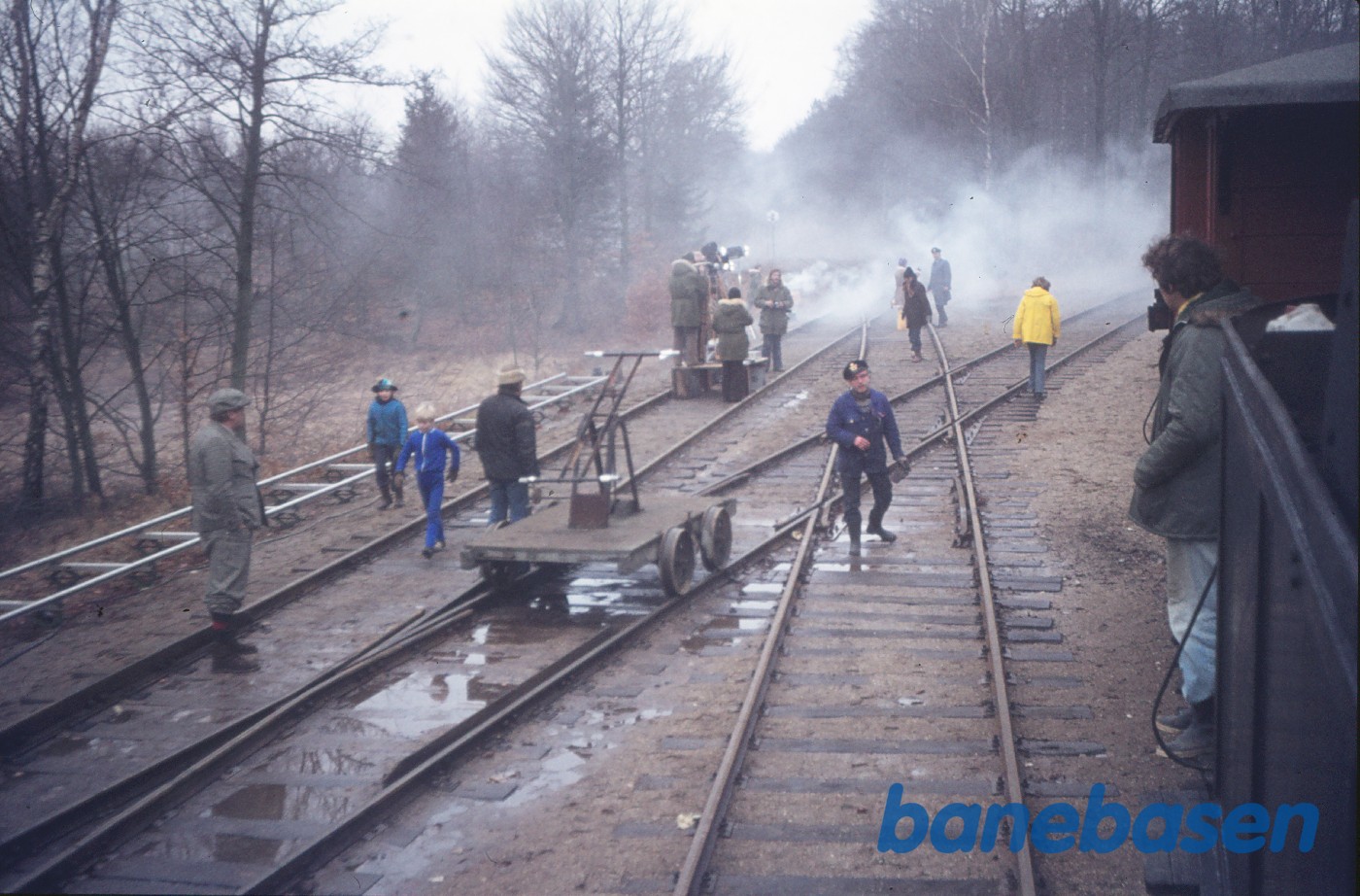 DSB C 708 + OHJ QA 304 i.f.m. filmoptagelser til "Spøgelsestoget" DSB C 708 + OHJ QA 304 i.f.m. filmoptagelser til "Spøgelsestoget"