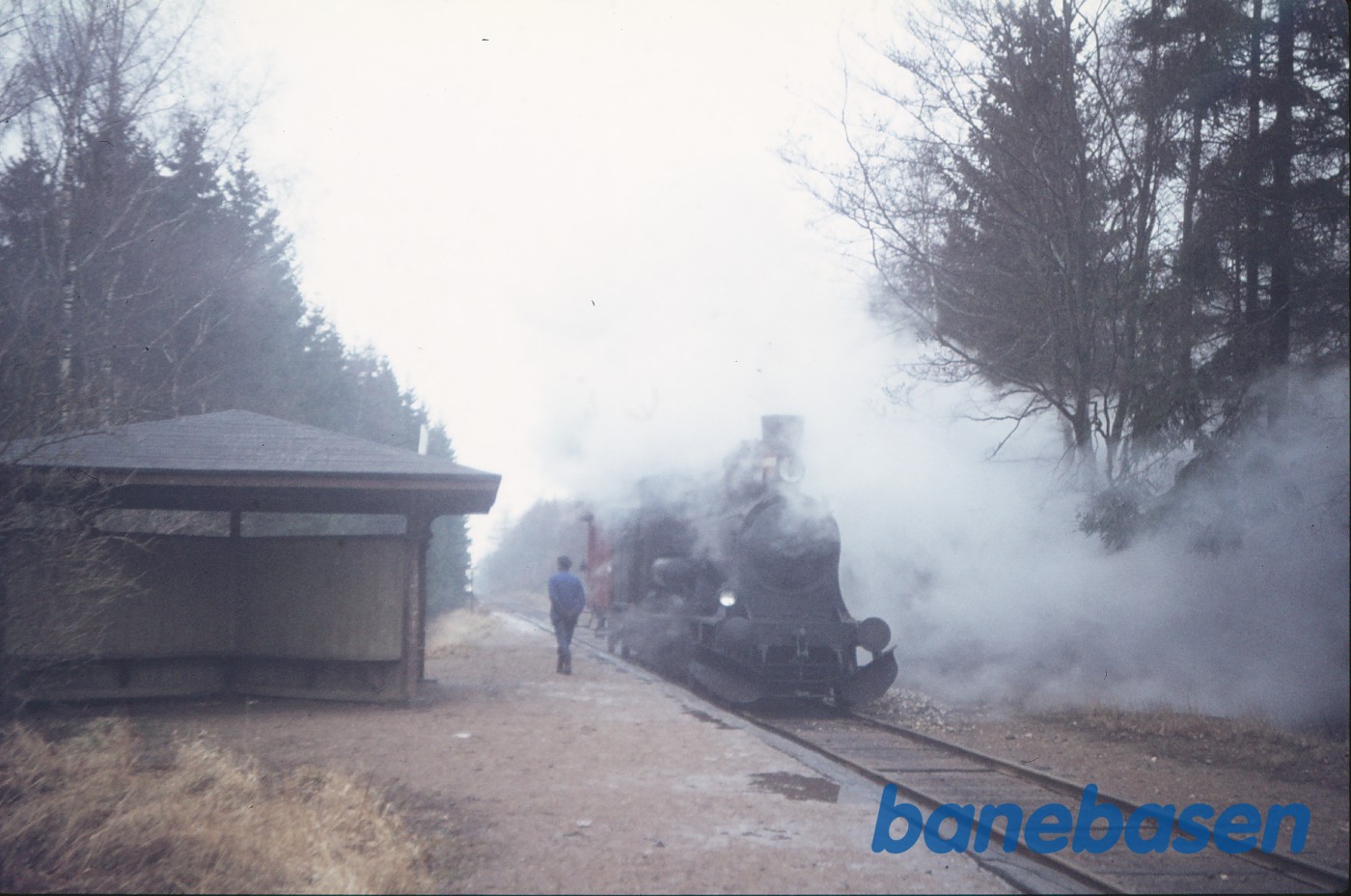DSB C 708 + OHJ QA 304 i.f.m. filmoptagelser til "Spøgelsestoget" DSB C 708 + OHJ QA 304 i.f.m. filmoptagelser til "Spøgelsestoget"