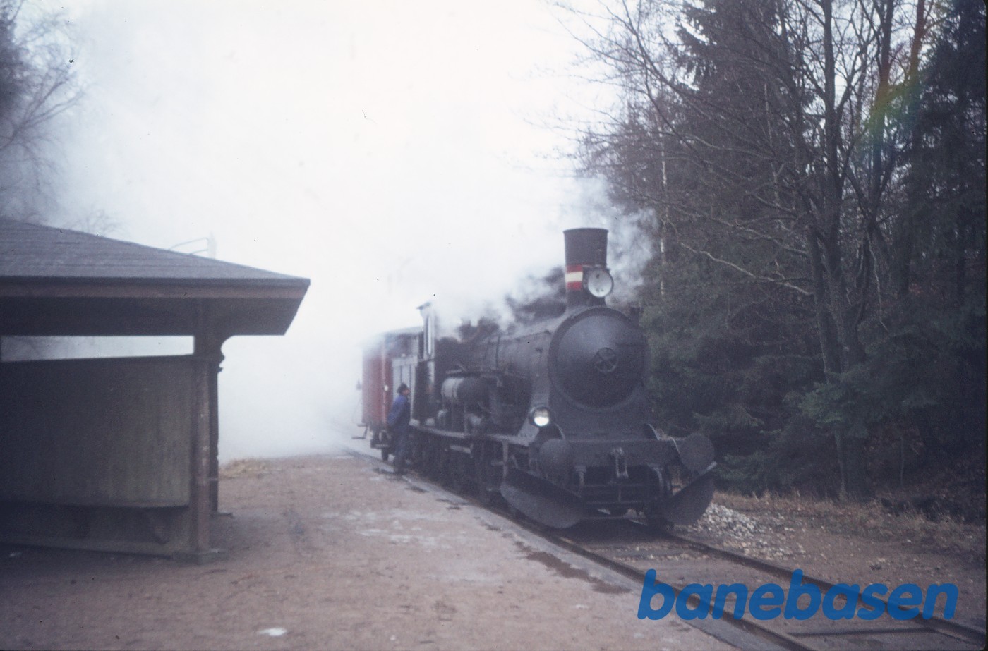 DSB C 708 + OHJ QA 304 i.f.m. filmoptagelser til "Spøgelsestoget" DSB C 708 + OHJ QA 304 i.f.m. filmoptagelser til "Spøgelsestoget"
