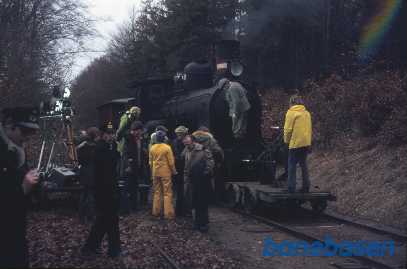 DSB C 708 + OHJ QA 304 i.f.m. filmoptagelser til "Spøgelsestoget" i skoven ved Kagerup DSB C 708 + OHJ QA 304 i.f.m. filmoptagelser til "Spøgelsestoget" i skoven ved Kagerup