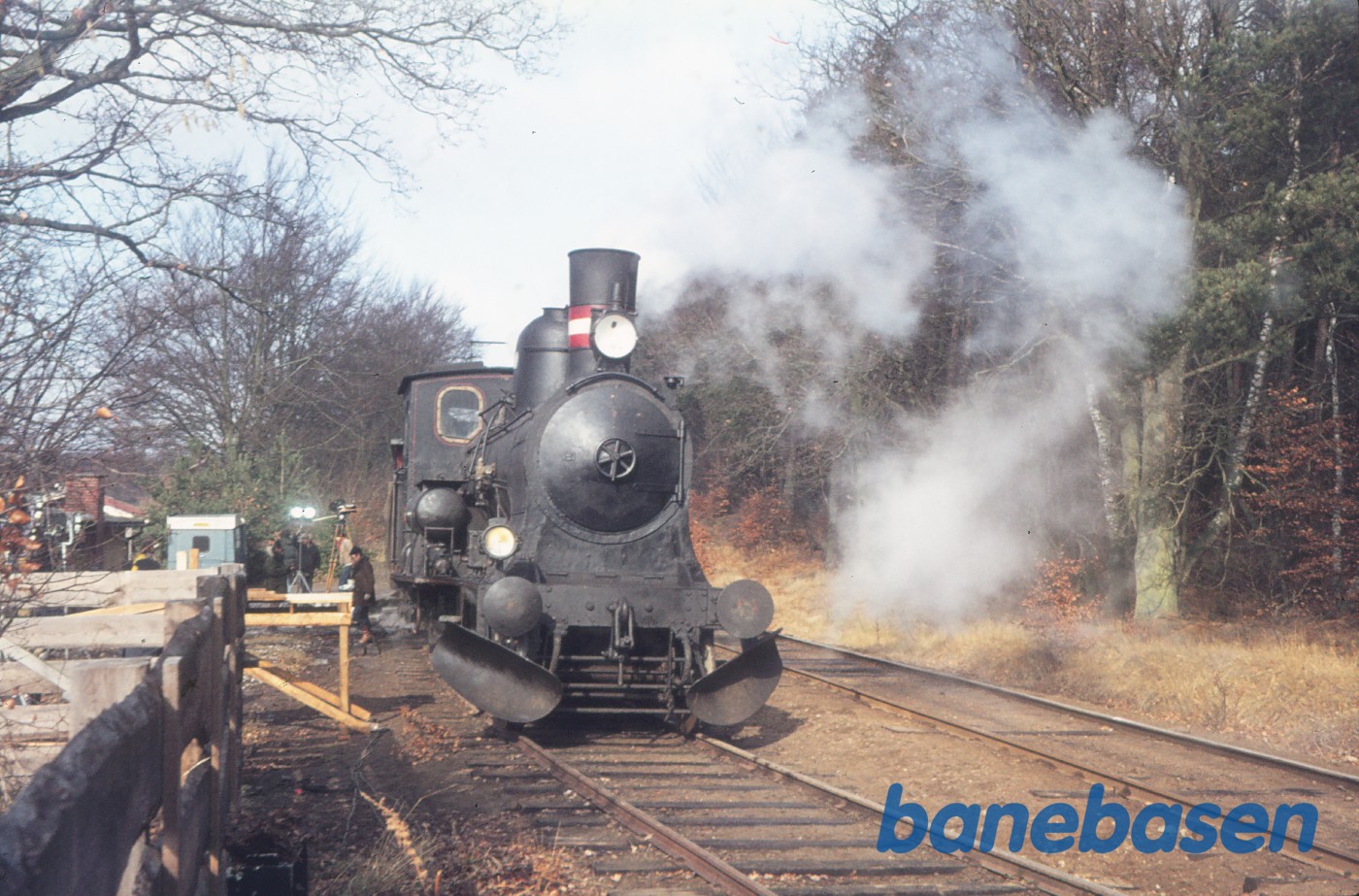 DSB C 708 + OHJ QA 304 i.f.m. filmoptagelser til "Spøgelsestoget" i skoven ved Kagerup DSB C 708 + OHJ QA 304 i.f.m. filmoptagelser til "Spøgelsestoget" i skoven ved Kagerup