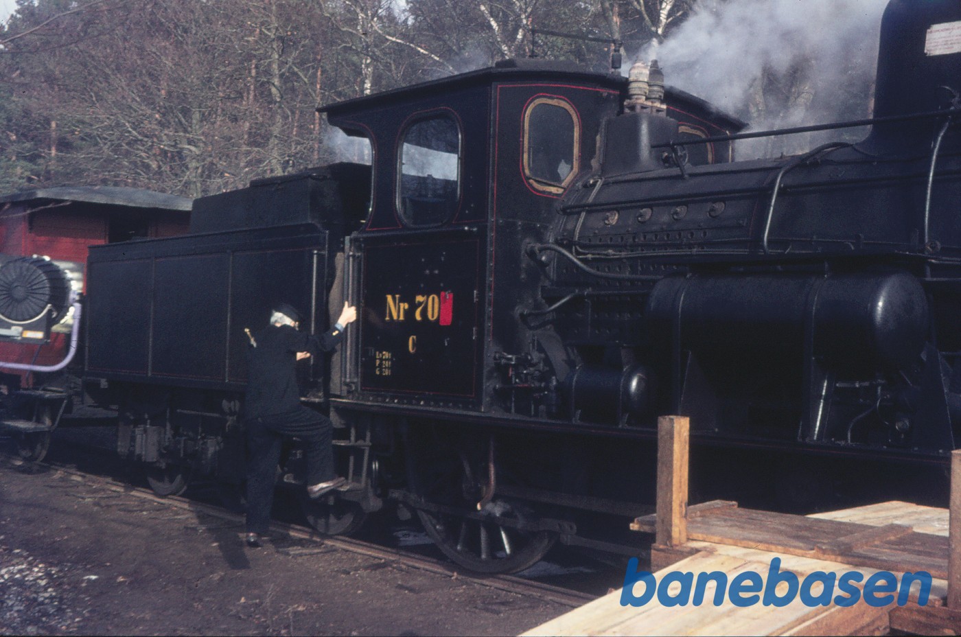 DSB C 708 + OHJ QA 304 i.f.m. filmoptagelser til "Spøgelsestoget" i skoven ved Kagerup DSB C 708 + OHJ QA 304 i.f.m. filmoptagelser til "Spøgelsestoget" i skoven ved Kagerup