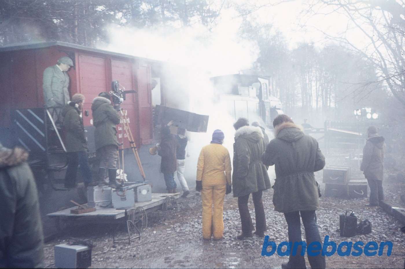 DSB C 708 + OHJ QA 304 i.f.m. filmoptagelser til "Spøgelsestoget" i skoven ved Kagerup DSB C 708 + OHJ QA 304 i.f.m. filmoptagelser til "Spøgelsestoget" i skoven ved Kagerup
