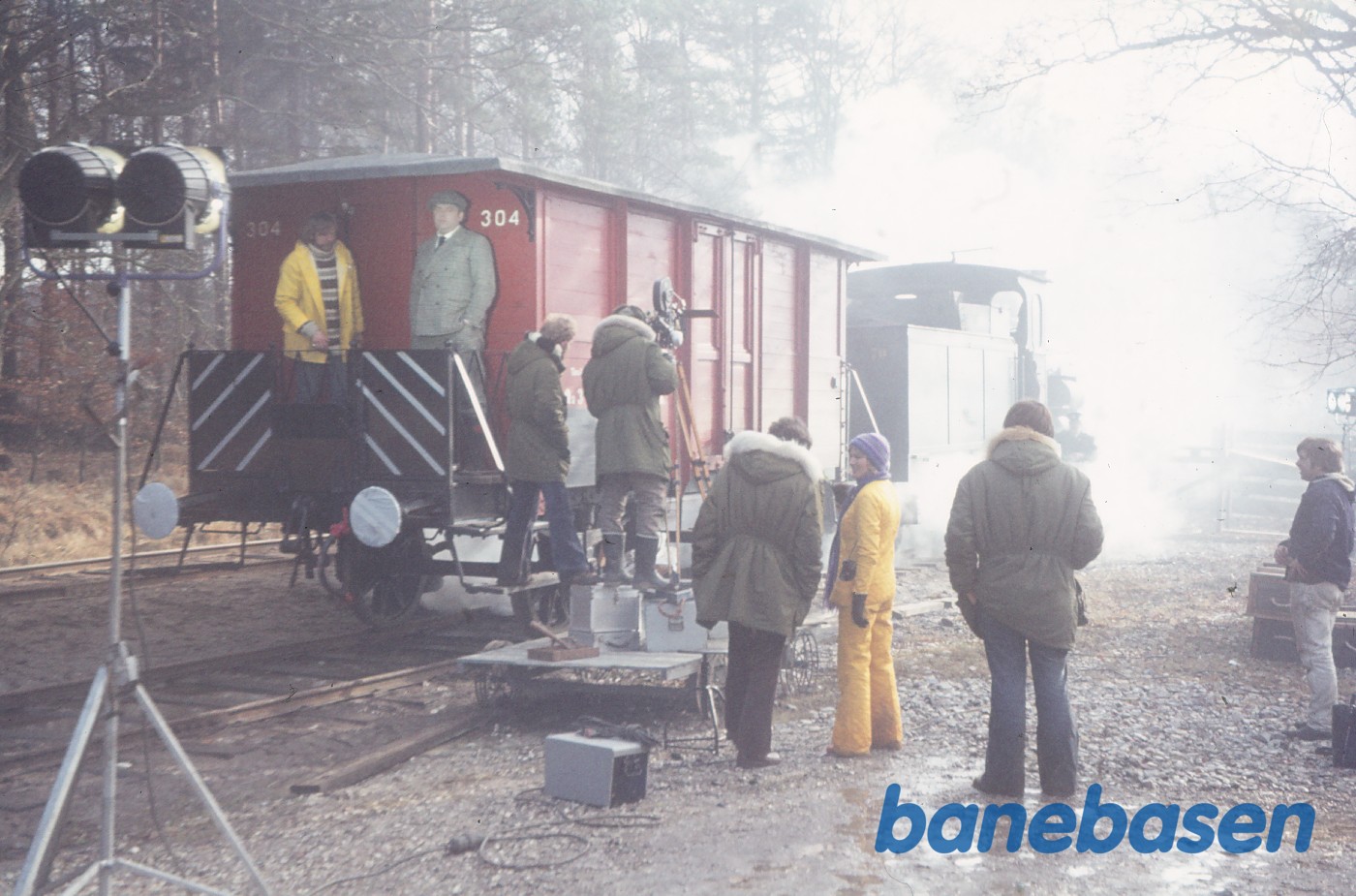 DSB C 708 + OHJ QA 304 i.f.m. filmoptagelser til "Spøgelsestoget" i skoven ved Kagerup DSB C 708 + OHJ QA 304 i.f.m. filmoptagelser til "Spøgelsestoget" i skoven ved Kagerup
