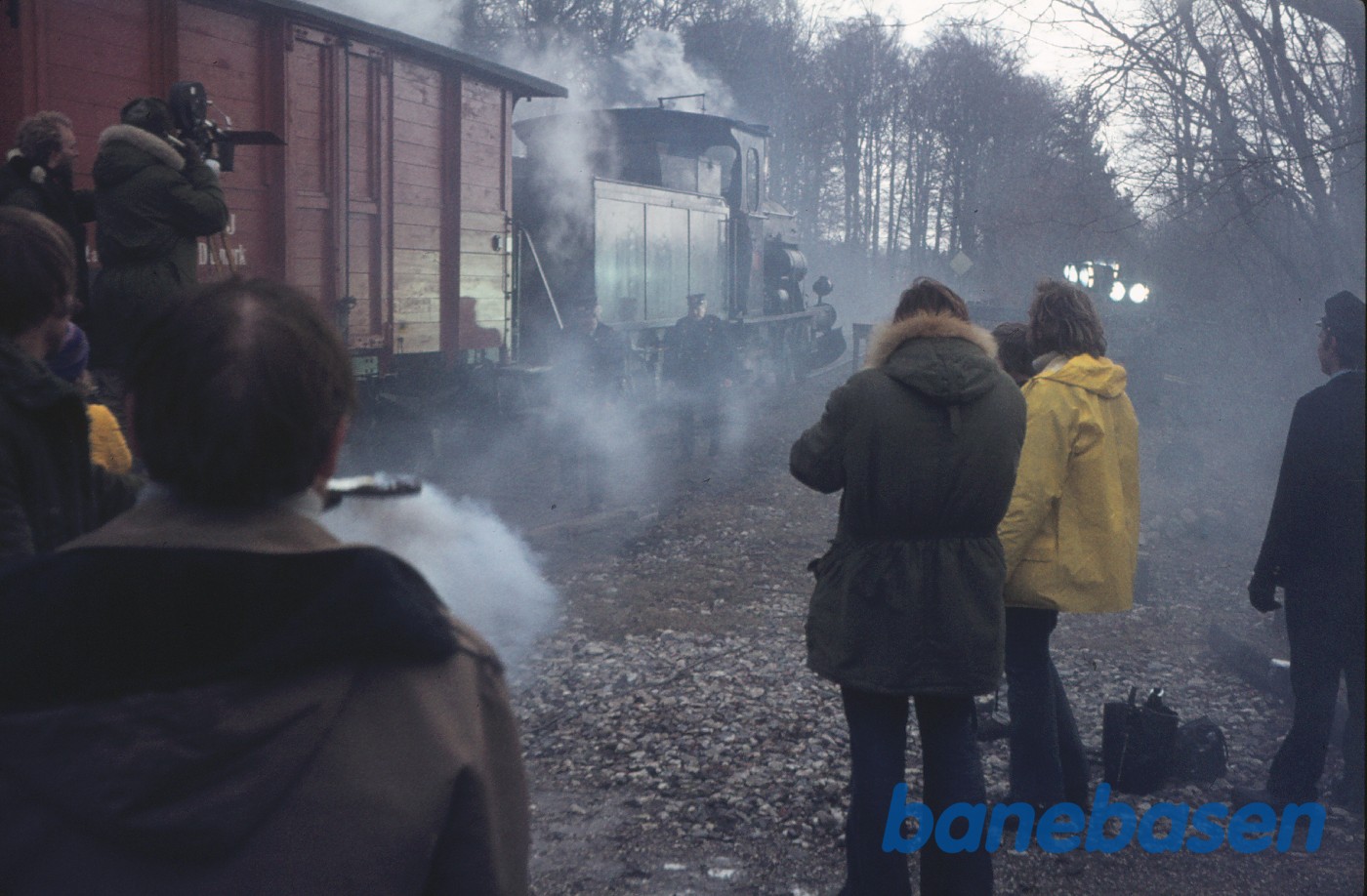 DSB C 708 + OHJ QA 304 i.f.m. filmoptagelser til "Spøgelsestoget" i skoven ved Kagerup DSB C 708 + OHJ QA 304 i.f.m. filmoptagelser til "Spøgelsestoget" i skoven ved Kagerup
