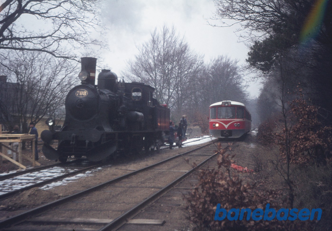 DSB C 708 i.f.m. filmoptagelser til "Spøgelsestoget" i skoven ved Kagerup DSB C 708 i.f.m. filmoptagelser til "Spøgelsestoget" i skoven ved Kagerup