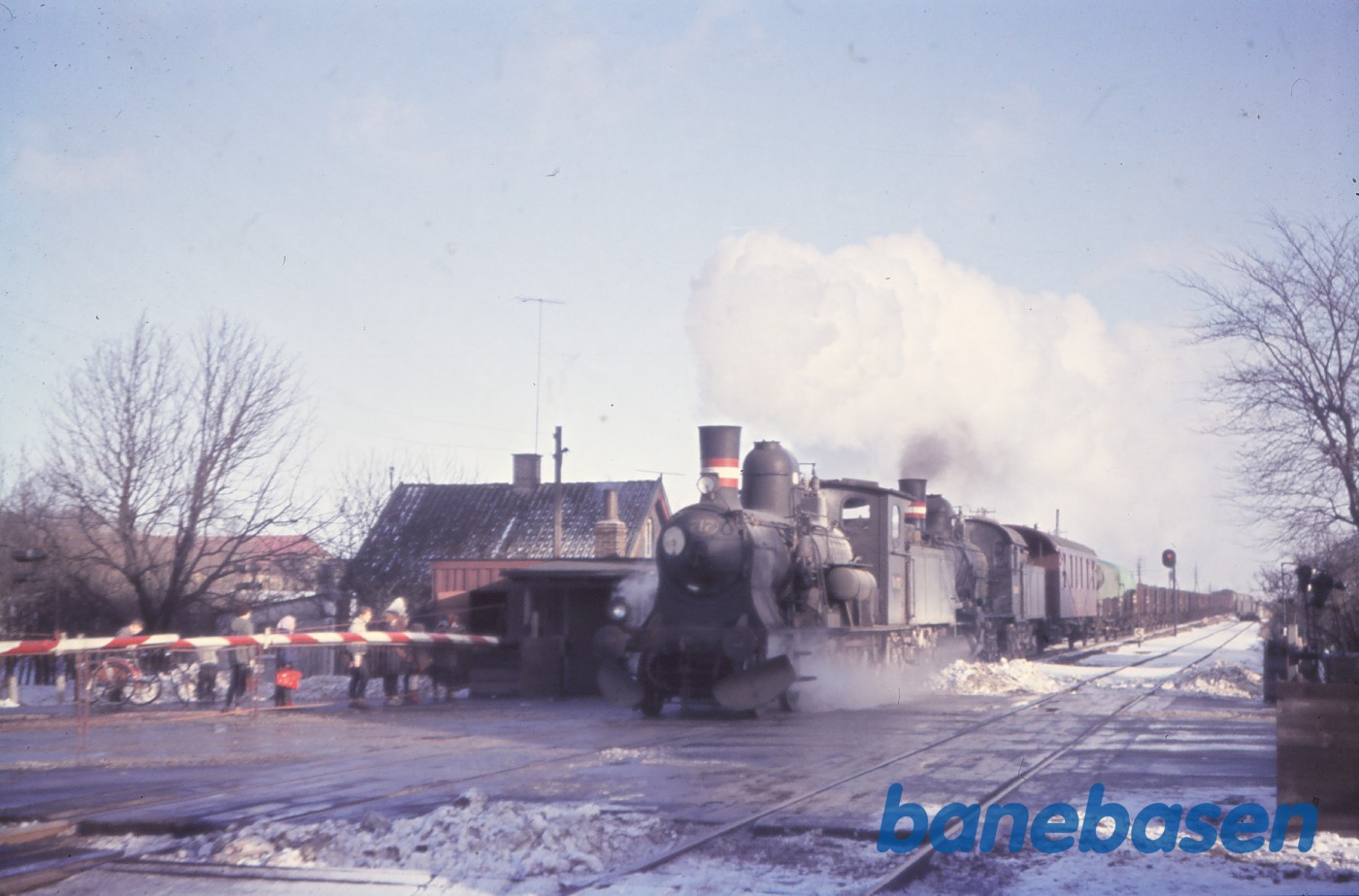 C 717 + D-maskine med godstog under indkørsel C 717 + D-maskine med godstog under indkørsel