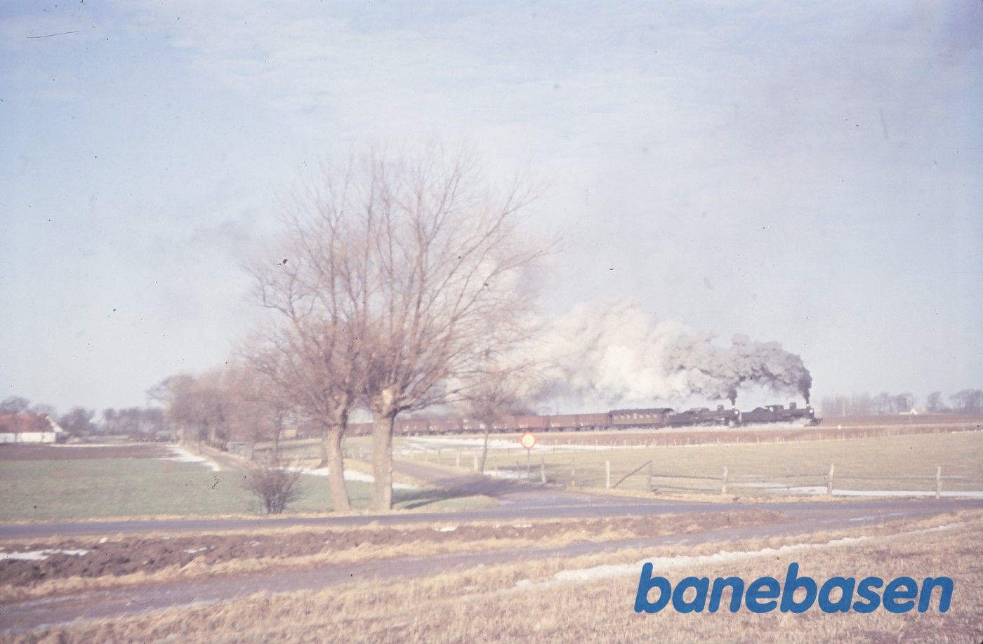 C + D-maskine med godstog uden for Kalundborg mod Værslev C + D-maskine med godstog uden for Kalundborg mod Værslev