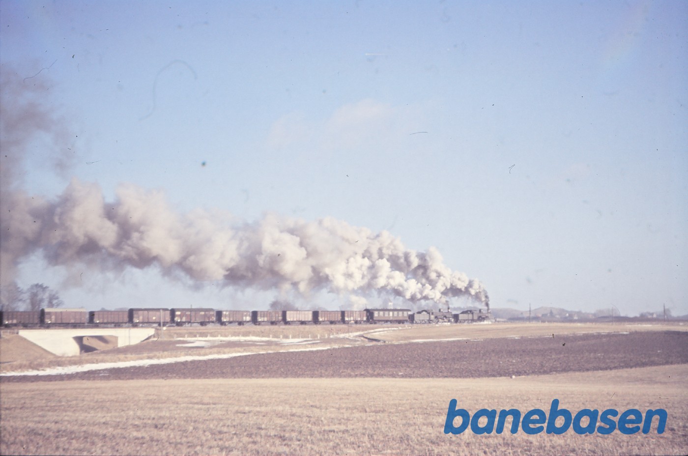 C + D-maskine med godstog uden for Kalundborg mod Værslev C + D-maskine med godstog uden for Kalundborg mod Værslev