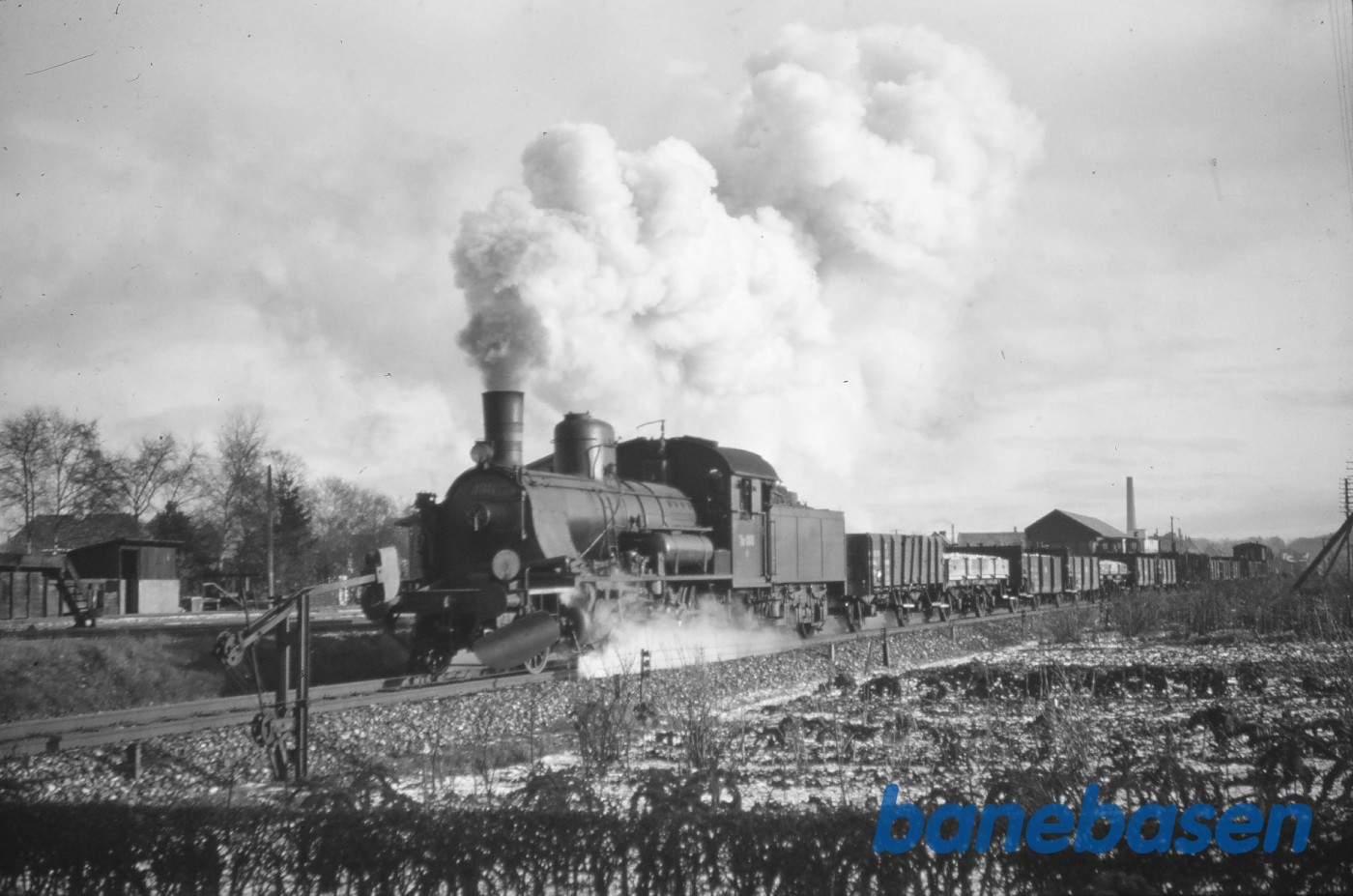 D 888 meed godstog under udkørsel mod Funder D 888 meed godstog under udkørsel mod Funder