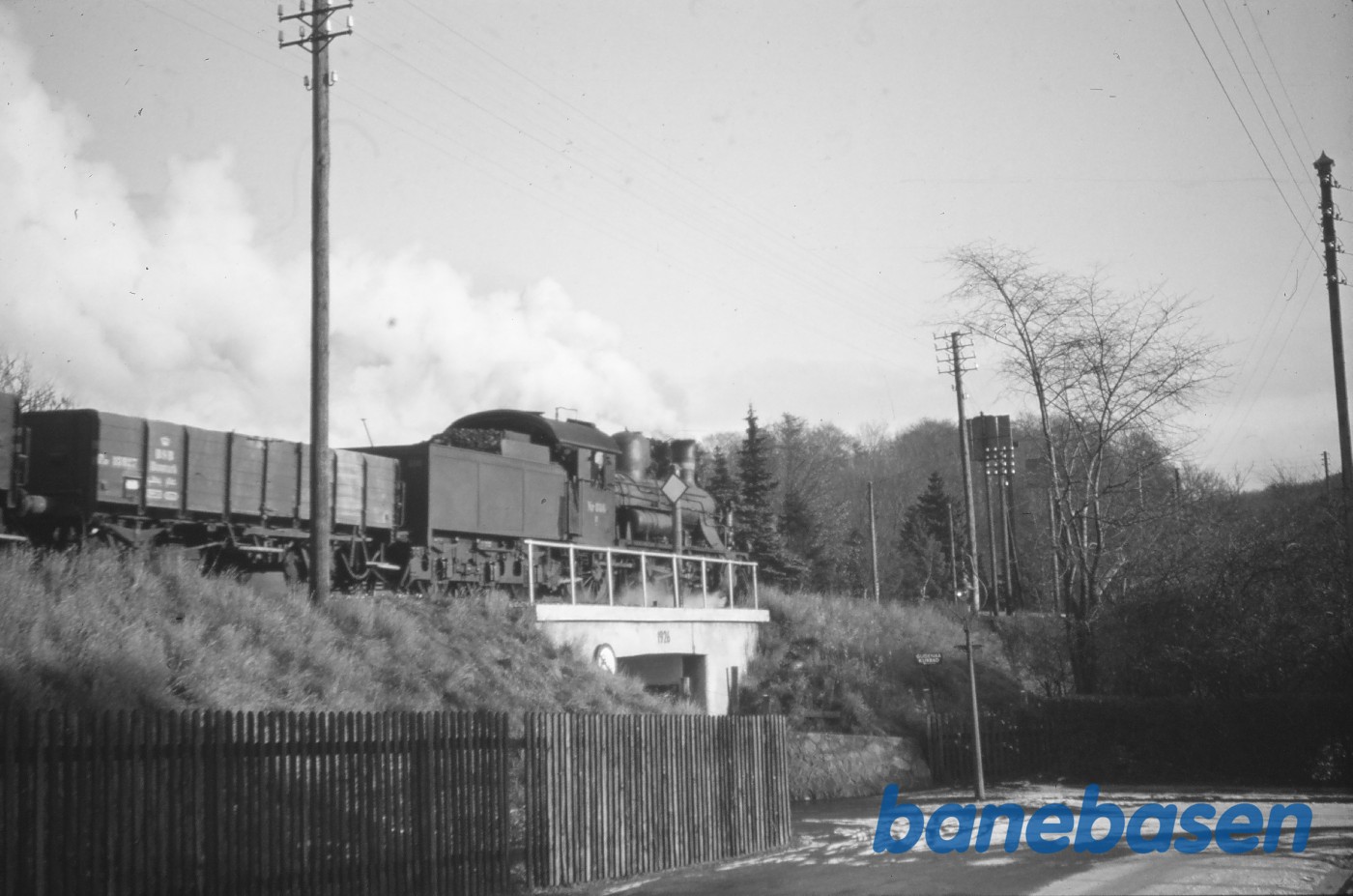 D 886 med godstog under udkørsel mod Skanderborg D 886 med godstog under udkørsel mod Skanderborg