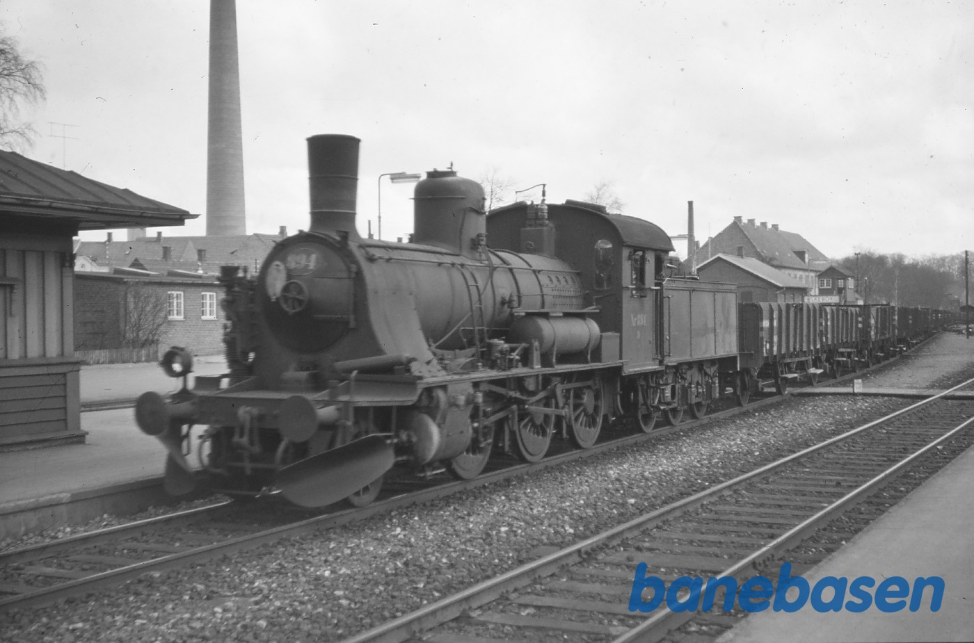 D 894 med godstog under indkørsel fra Skanderborg D 894 med godstog under indkørsel fra Skanderborg