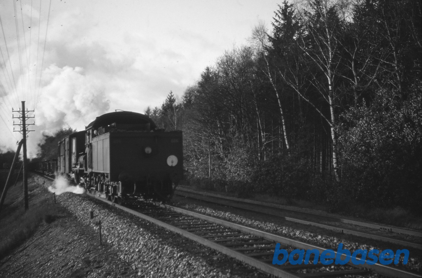 D 886 (baglæns) med godstog under indkørsel fra Funder D 886 (baglæns) med godstog under indkørsel fra Funder