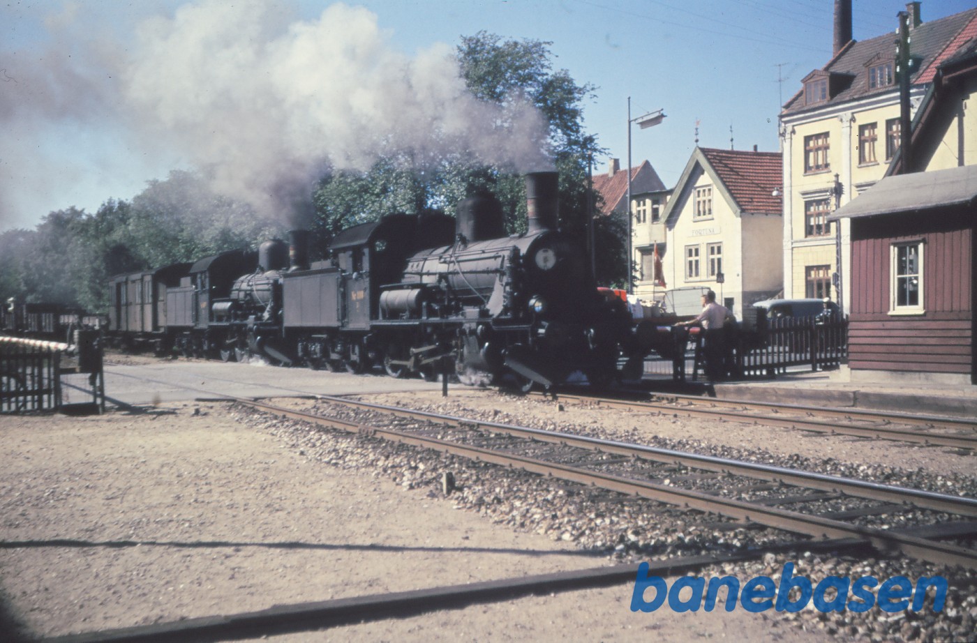 D 898 + D 897 med ballasttog mod Laurbjerg under udkørsel D 898 + D 897 med ballasttog mod Laurbjerg under udkørsel