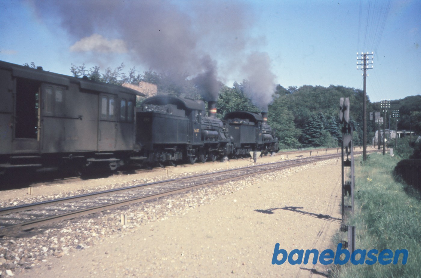 D 898 + D 897 med ballasttog mod Laurbjerg under udkørsel D 898 + D 897 med ballasttog mod Laurbjerg under udkørsel