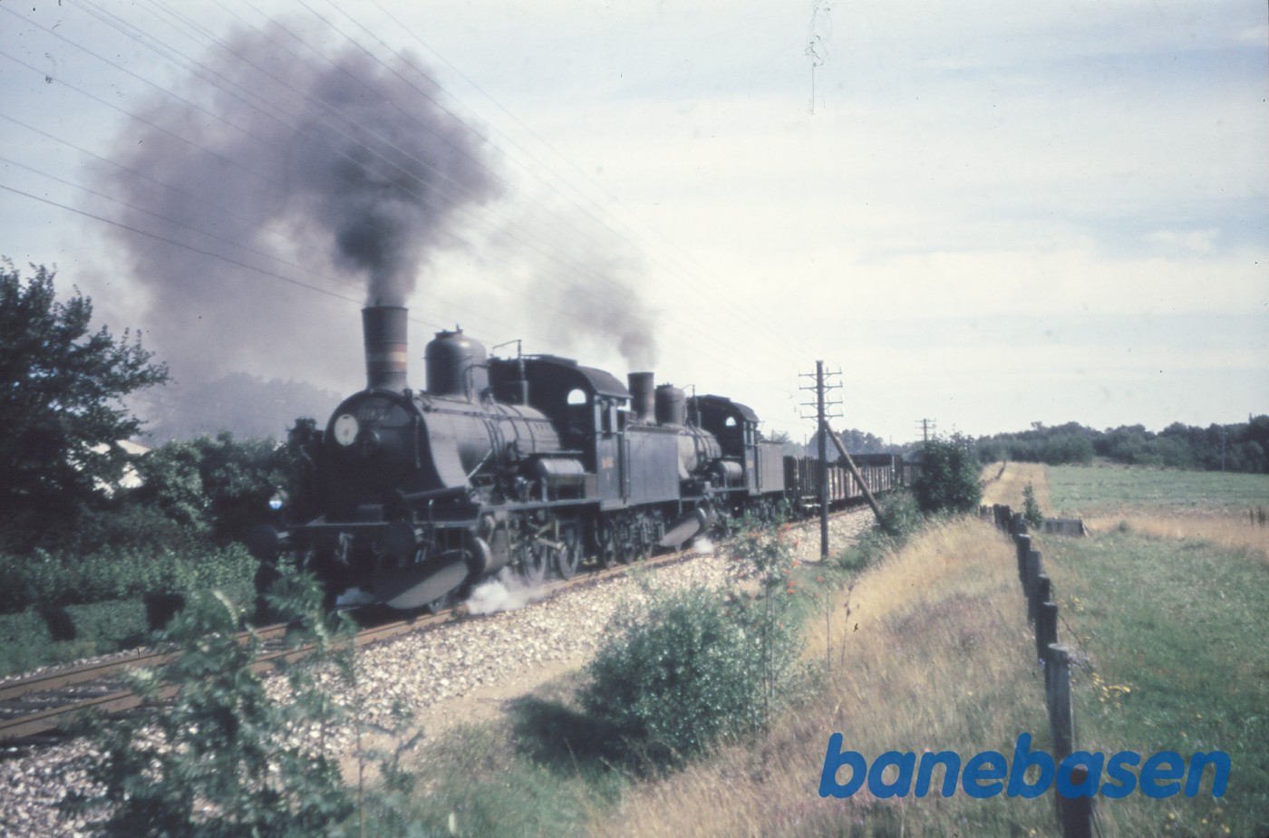 D 893 + D-maskine med ballasttog ved Lysbro D 893 + D-maskine med ballasttog ved Lysbro