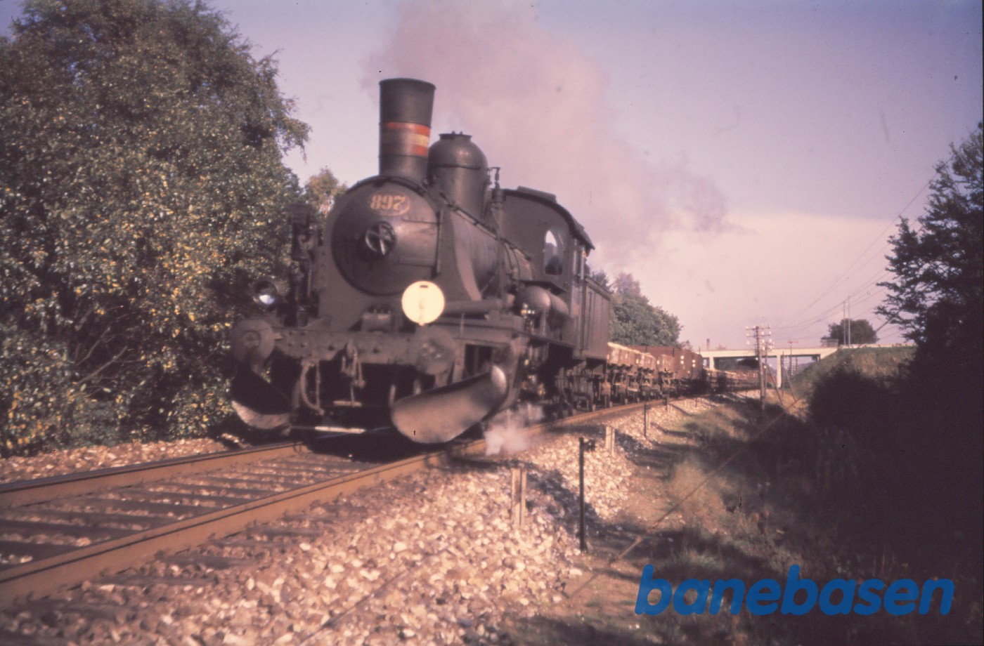 D-maskine med ballasttog under udkørsel mod Funder D-maskine med ballasttog under udkørsel mod Funder