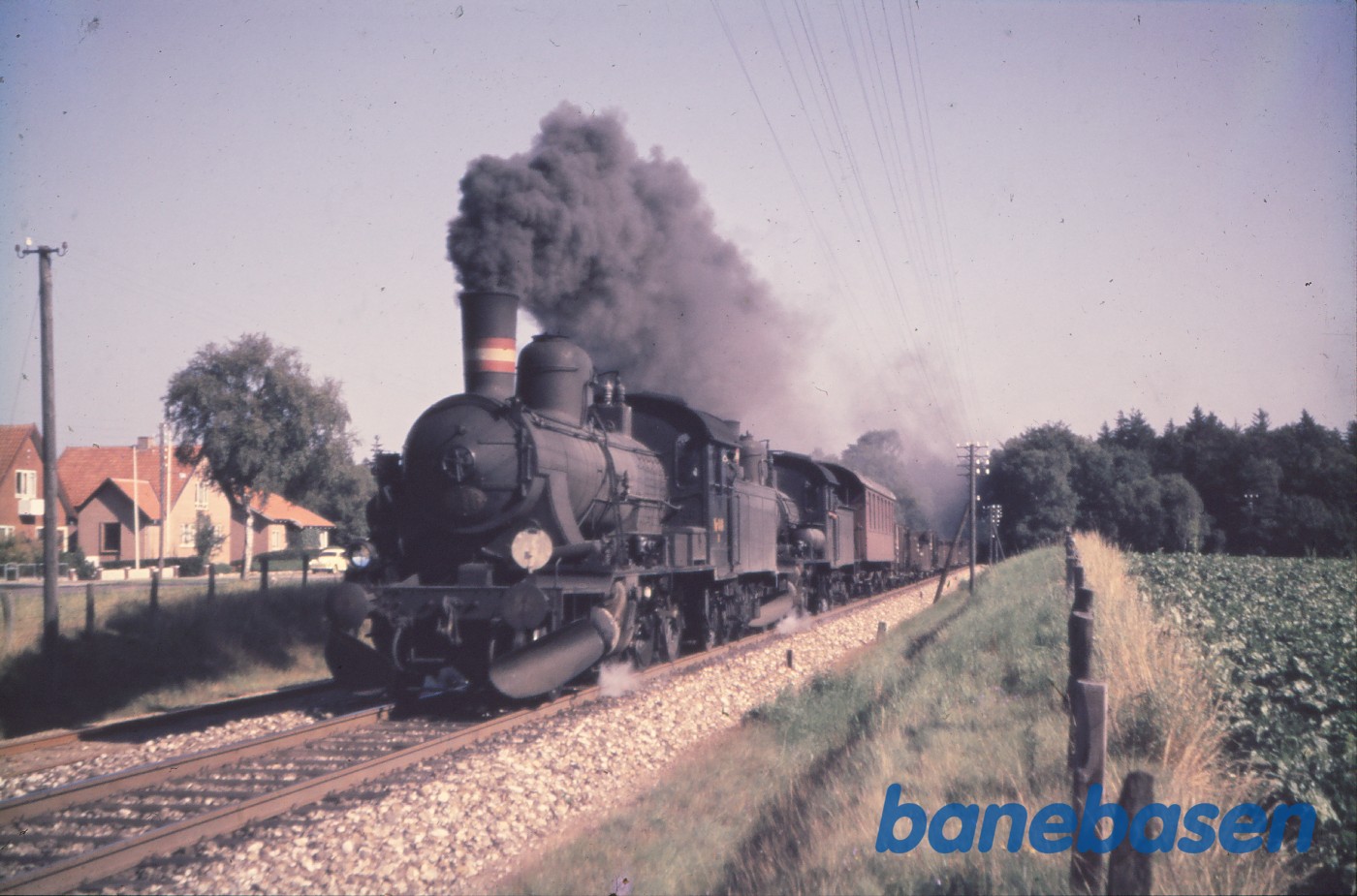D 846 + D-maskine med ballasttog under udkørsel mod Funder D 846 + D-maskine med ballasttog under udkørsel mod Funder