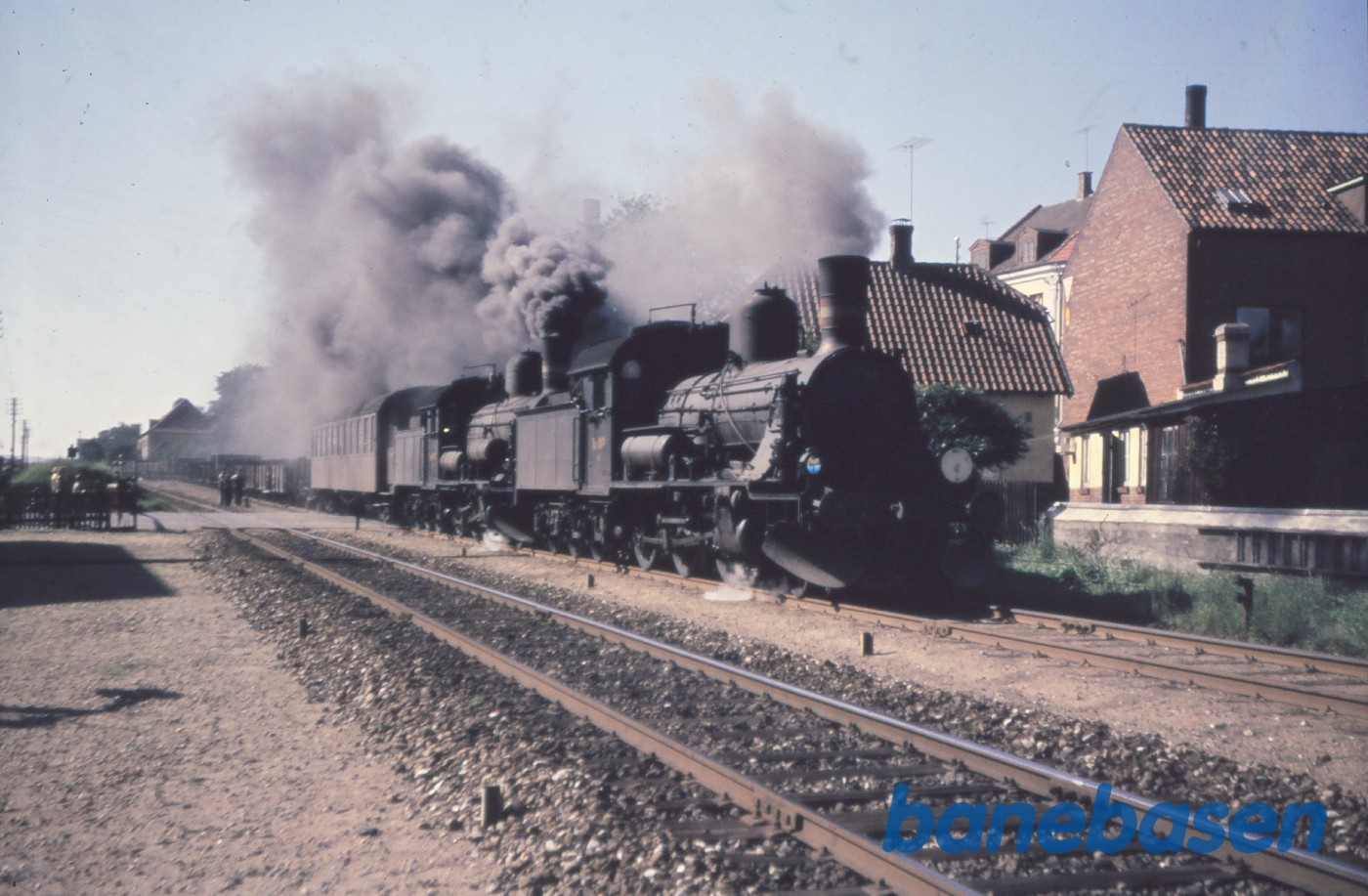 D 893 + D 846 med ballasttog under udkørsel mod Laurbjerg D 893 + D 846 med ballasttog under udkørsel mod Laurbjerg