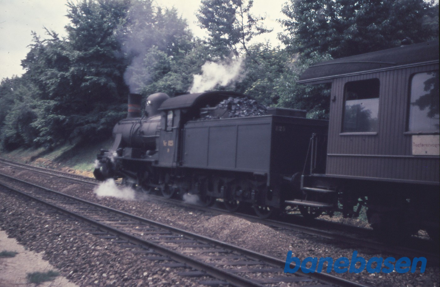 D 825 med godstog ved Snekkersten D 825 med godstog ved Snekkersten