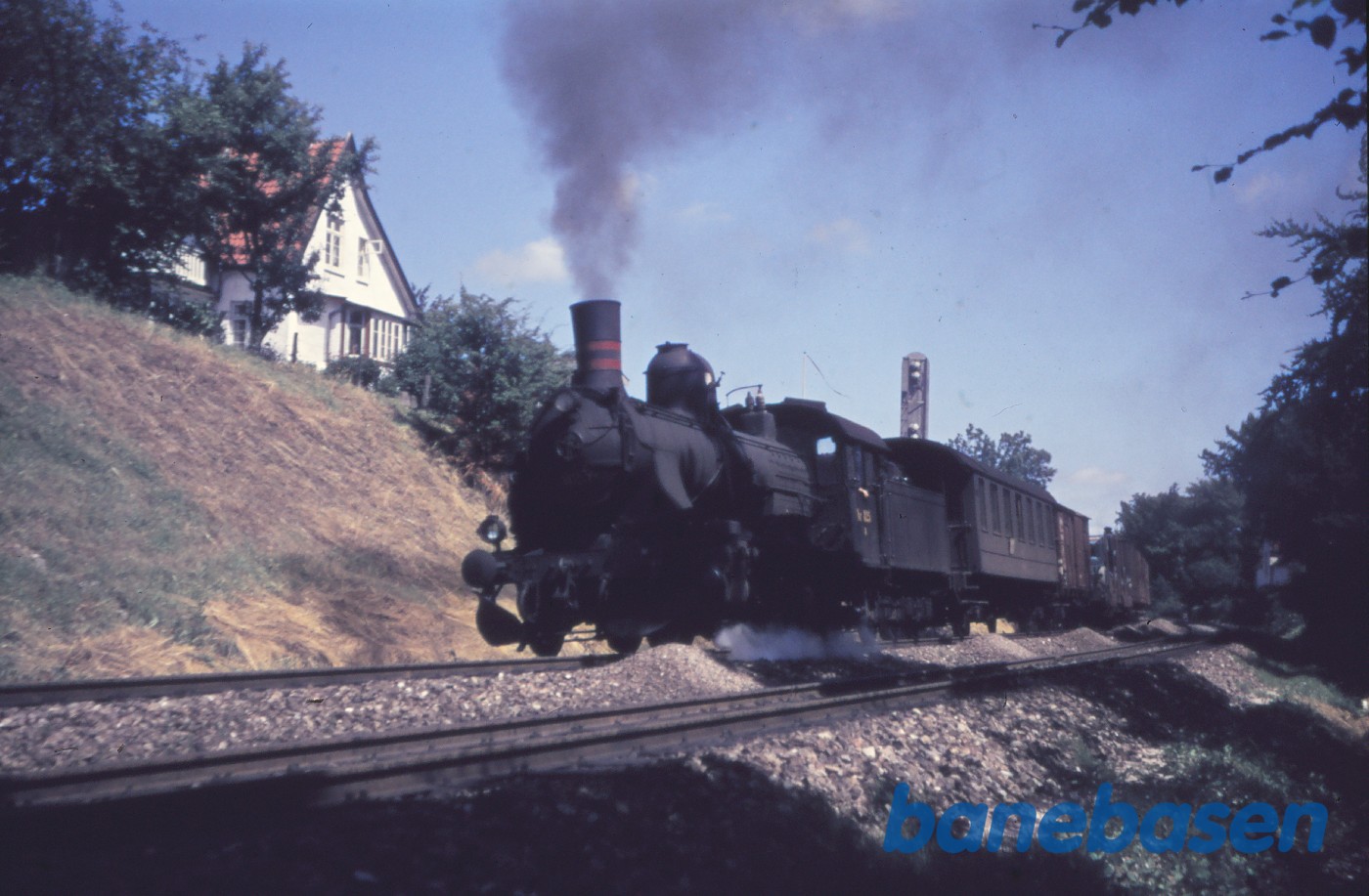 D 825 med godstog ved Snekkersten D 825 med godstog ved Snekkersten