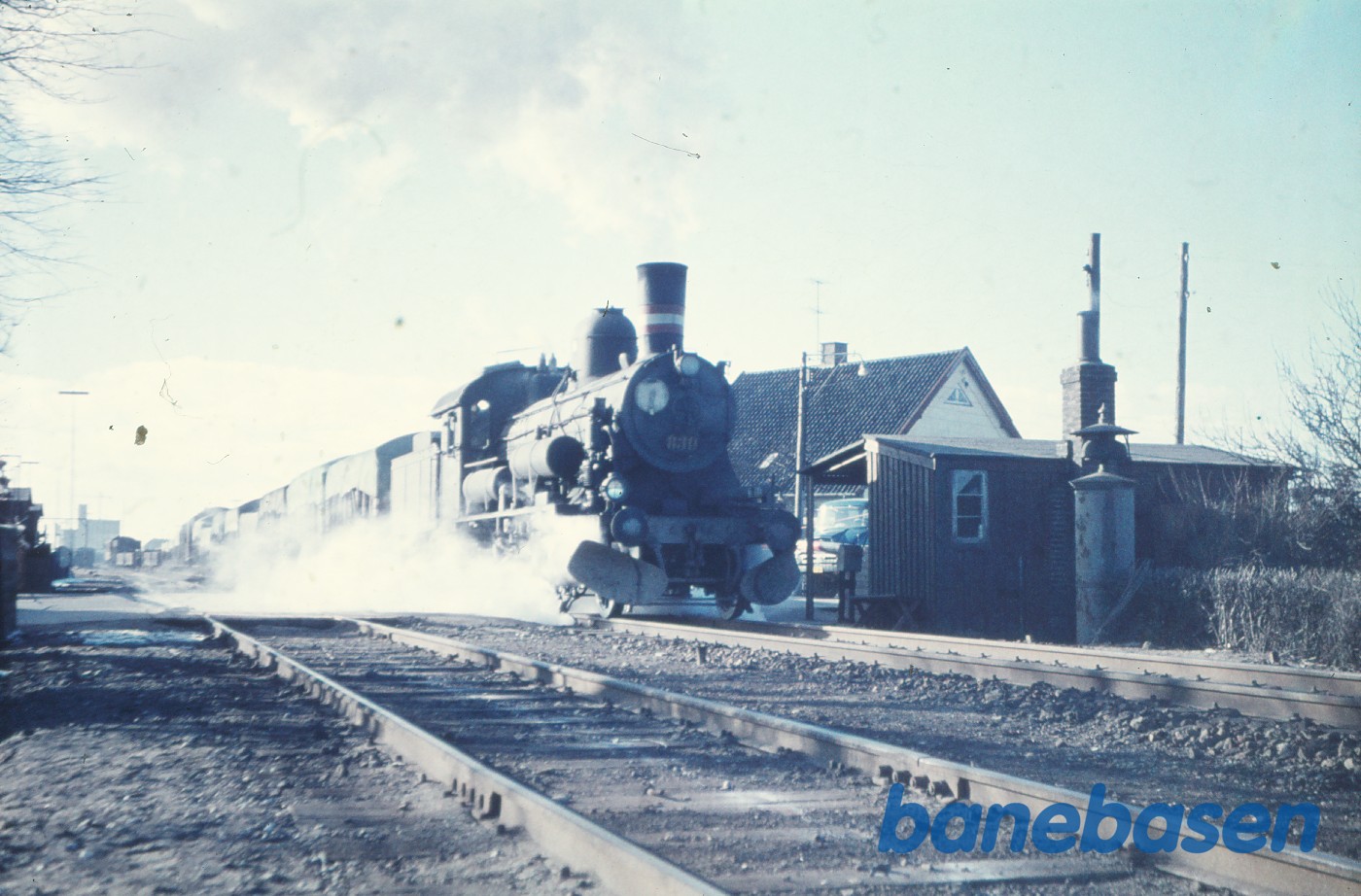 D 830 med godstog under udkørsel D 830 med godstog under udkørsel