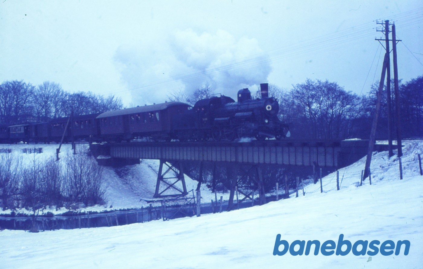 D 826 med udflugtstog for DJK på Møllebroen mellem Furesø og Farum D 826 med udflugtstog for DJK på Møllebroen mellem Furesø og Farum